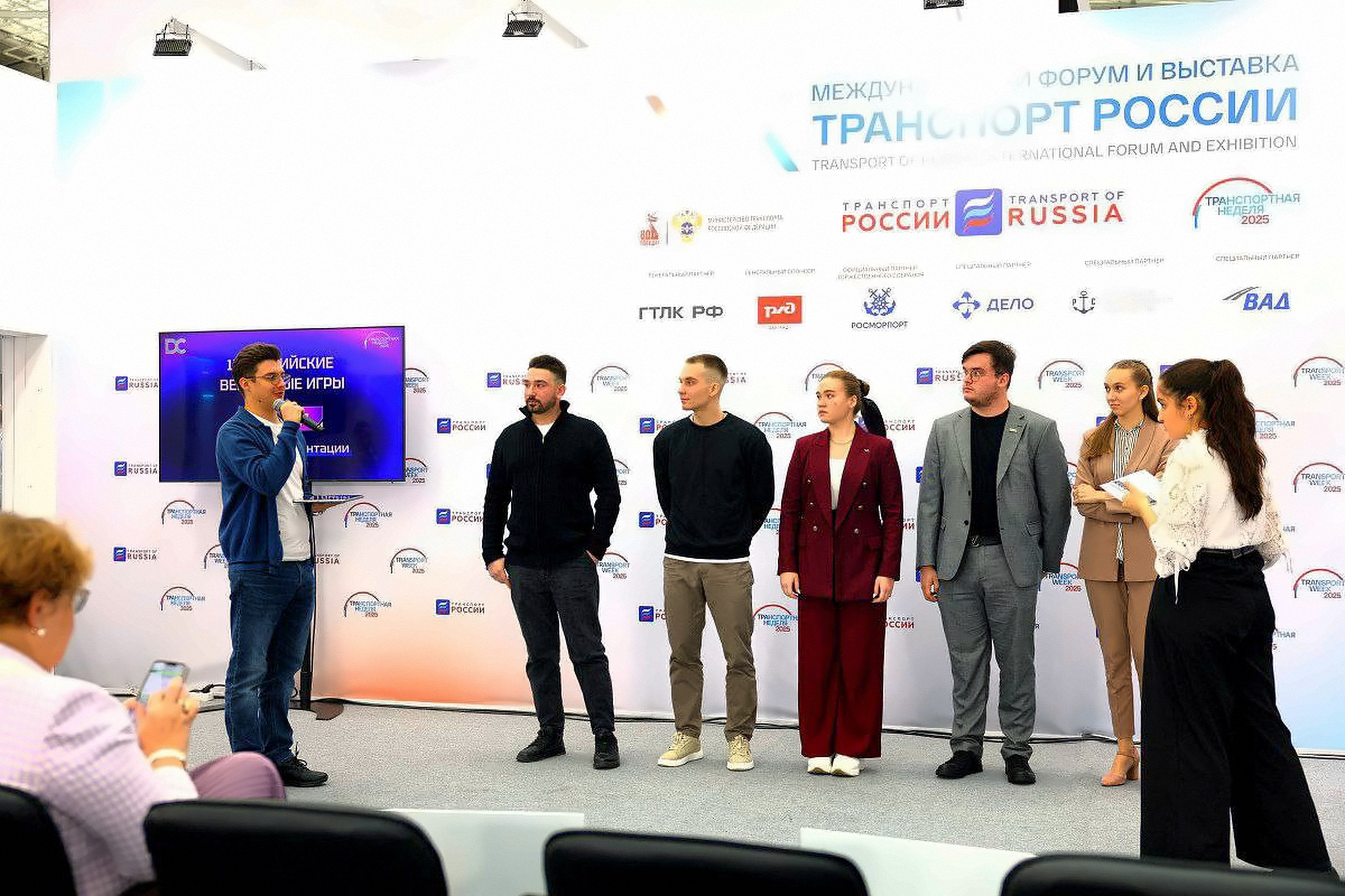 Участники Венчурных игр на сцене форума «Транспортная неделя»